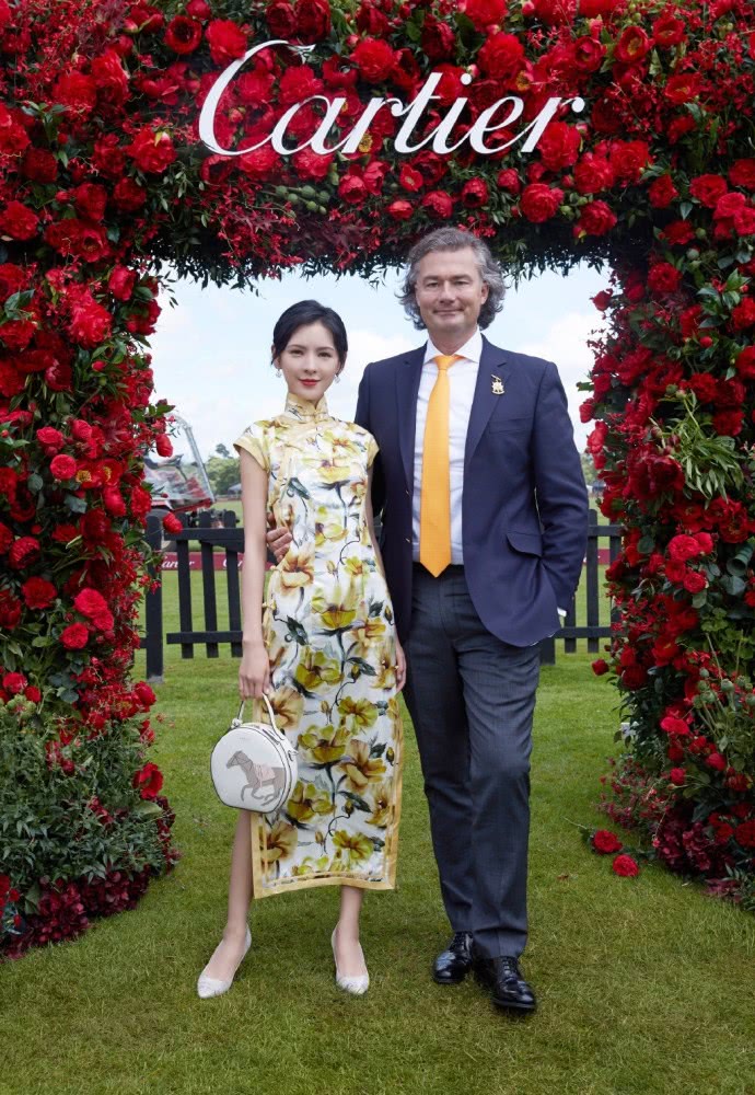 张予曦穿宝石蓝修身长裙配高跟鞋，戴大耳环优雅迷人