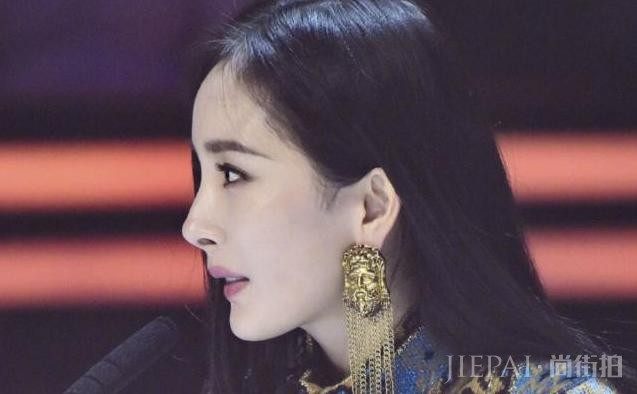 迪丽热巴也脸崩了?新节目开播法令纹遮不住,网友直呼:不扛老