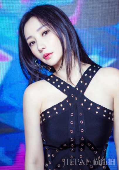 柳岩玲珑身材绝了!穿绑带裙戴超大耳饰妩媚吸睛,美到怀疑人生