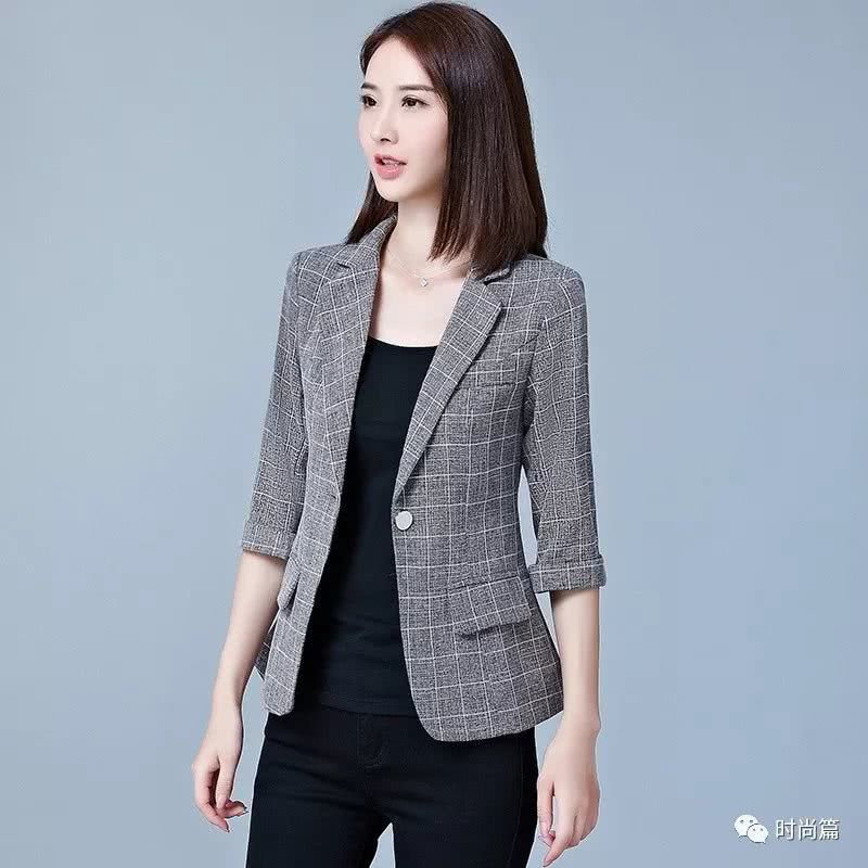 70后女人再不打扮就老了,今年流行这款洋气外套,出门穿忒精致