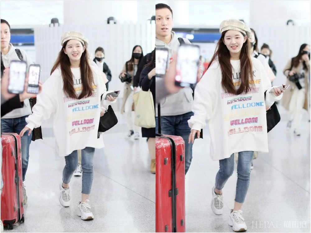 赵露思穿卫衣紧身裤,身材46分却是非常的甜美可人