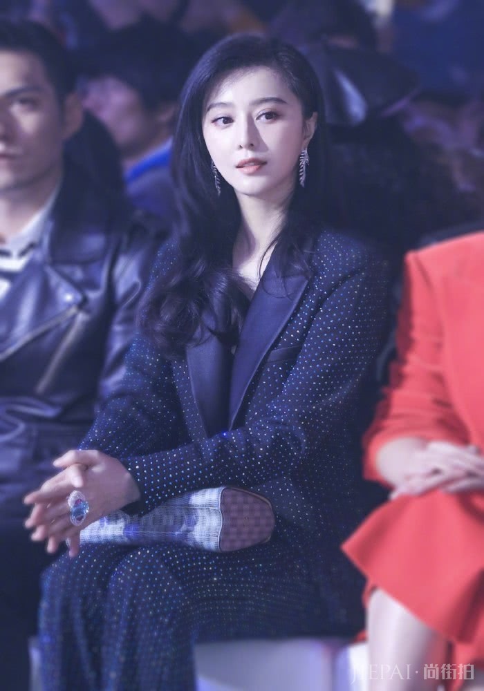 范冰冰复出后再度惊艳众人,烫钻西装配长裤颜值回春气场仍似女王