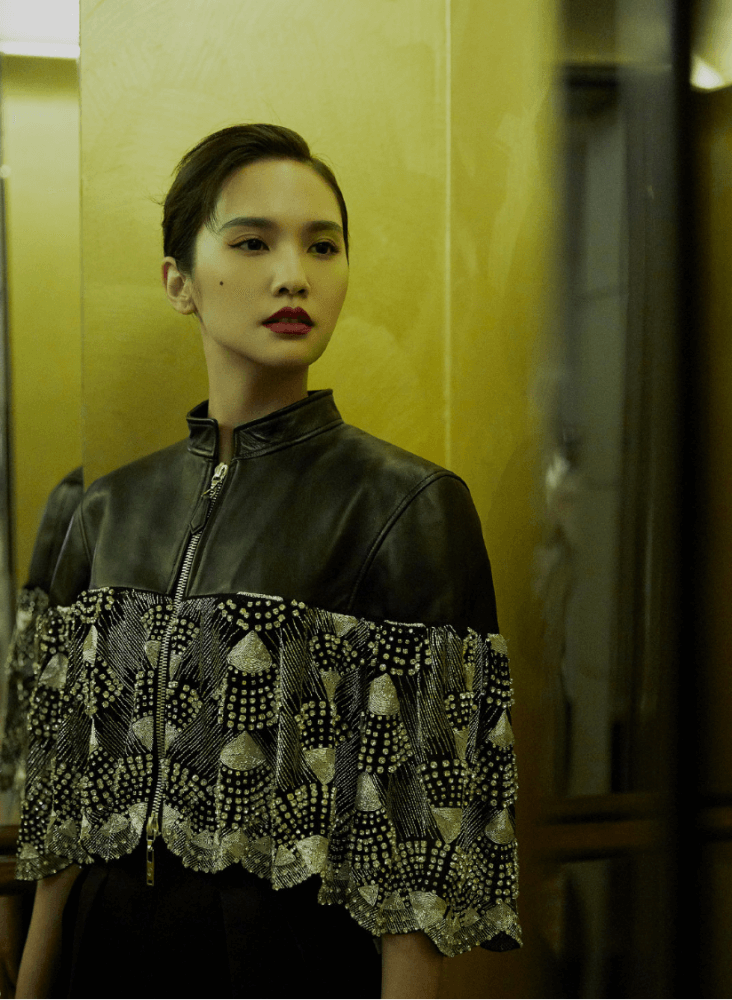 杨丞琳新造型穿皮质外套搭拼接色裤子,减龄时髦