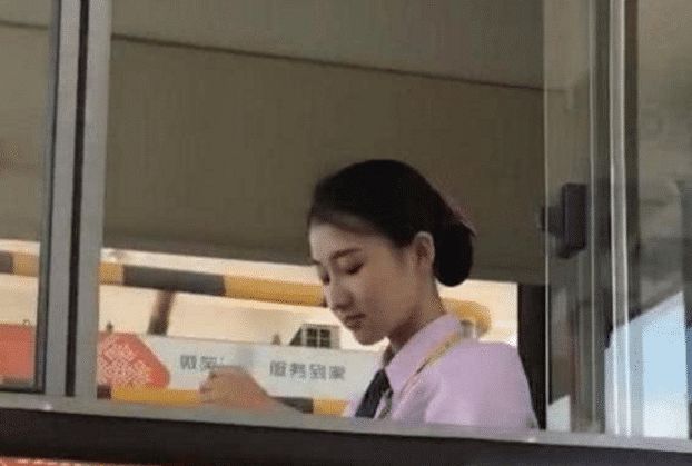 “收费站女神”因撞脸关晓彤爆红，一夜涨粉300万，确定不本人？