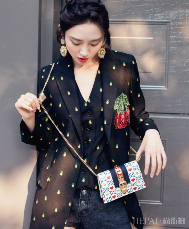 唐艺昕黑色皮衣裙酷帅个性,粉色的外套少女感十足!