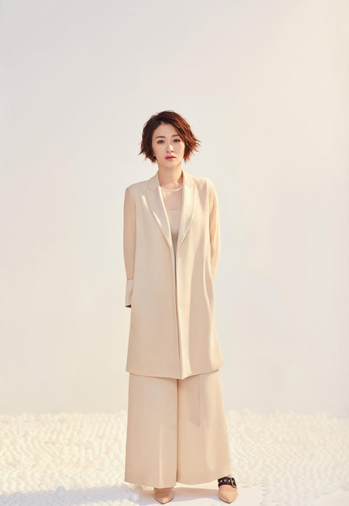 李小冉穿卫衣戴圆草帽,对着镜头甜笑美成初恋