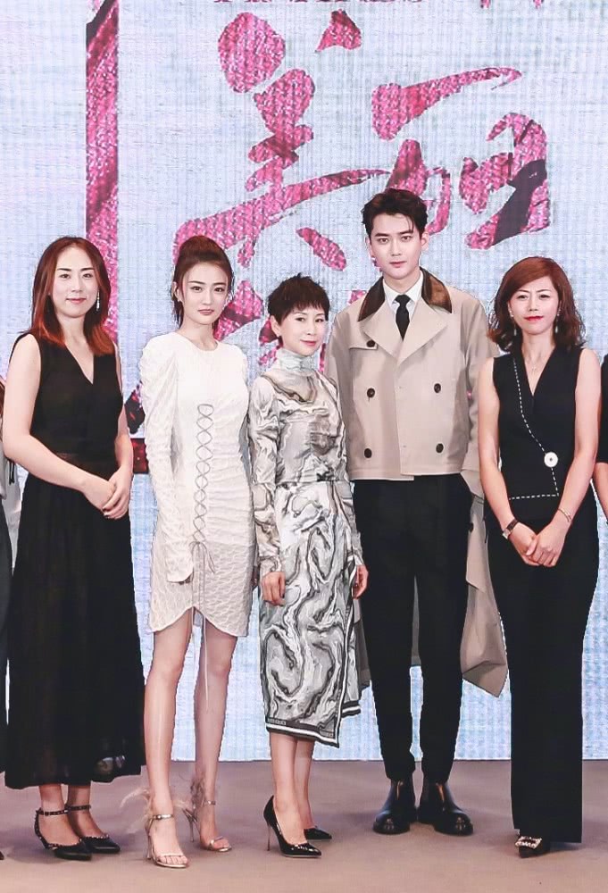 徐璐穿紧身裙配羽毛鞋,合影长腿成焦点