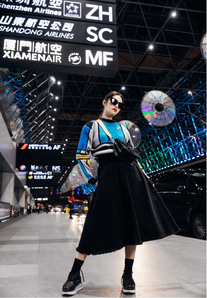 杨丞琳新造型穿皮质外套搭拼接色裤子,减龄时髦