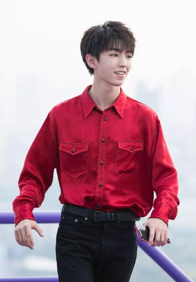 明星穿中国红谁最帅？肖战成儒雅公子，王一博炫酷，张艺兴最大胆