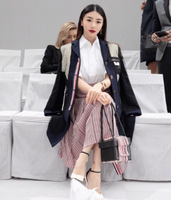 郑恺前女友参加时装周丢数件行李,网友却对她一个行为感到愤慨