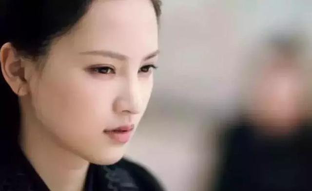 武大校花黄灿灿近照谁认得出来?求求女神安心拍写真,可别拍戏了