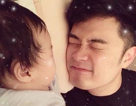 陈赫玩着游戏被女儿关电脑，嘟囔了3个子，网友：“女儿奴”！