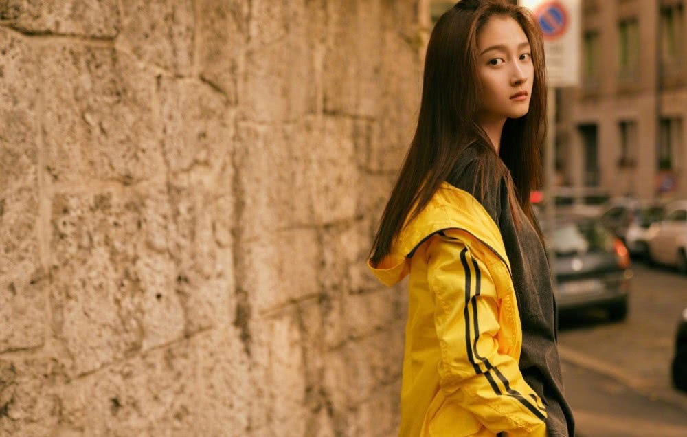 关晓彤私服短裤运动鞋穿出了大长腿,配黄色外套太时髦