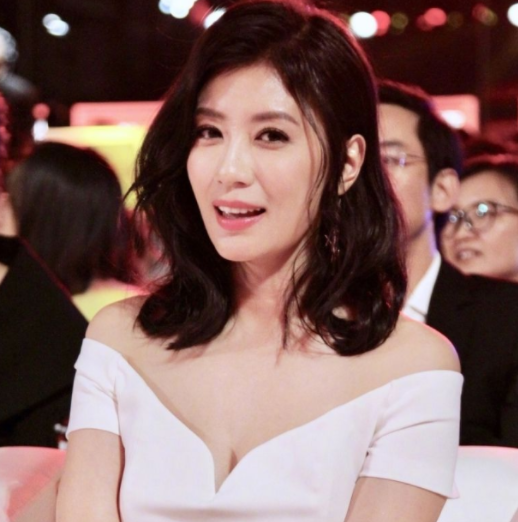 她从业30年,45岁获大奖,被刘德华评价一米七以下最美的女人