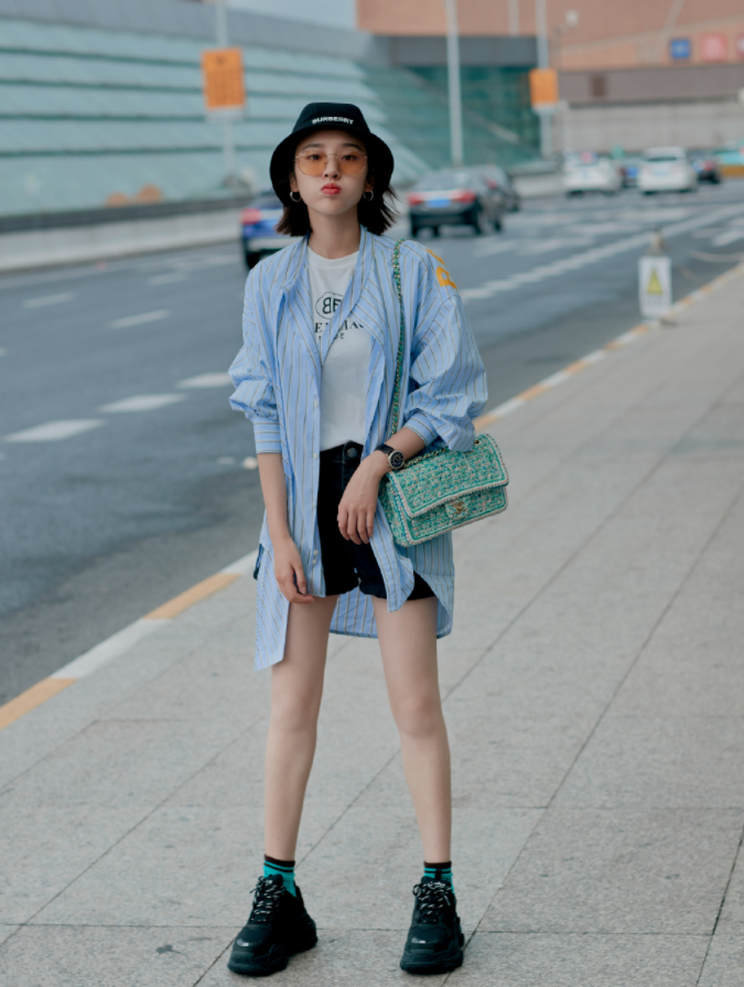 唐艺昕无痕液体裤火了，搭配短款背心显瘦又时髦