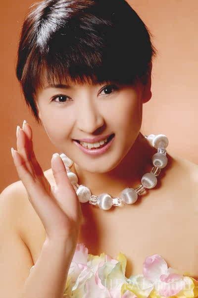 与潘长江搭档走红，和大10岁老公恩爱多年，继女和儿子关系密切