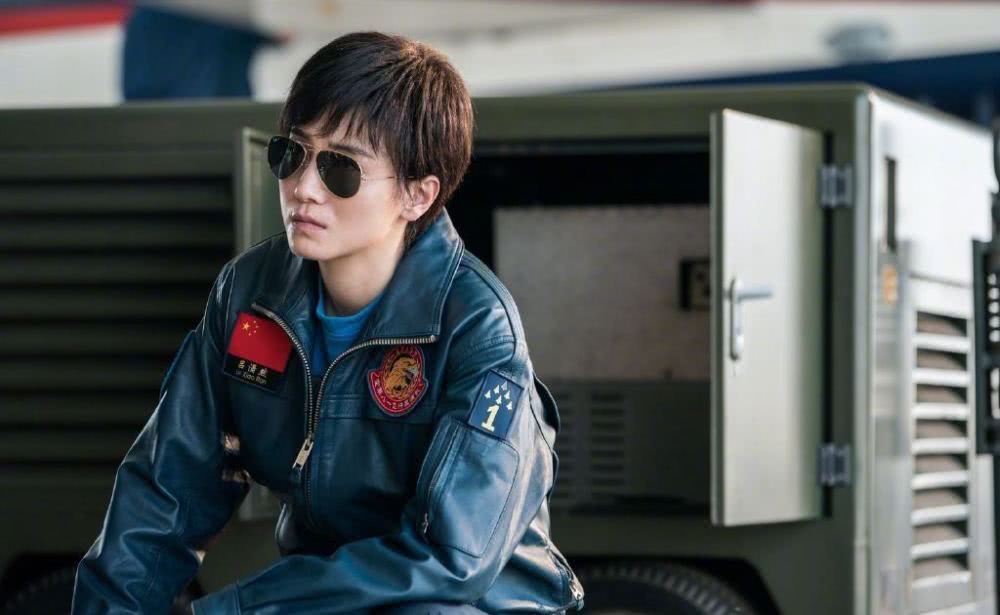 宋佳一身白色套装张扬高贵,美得霸气十足