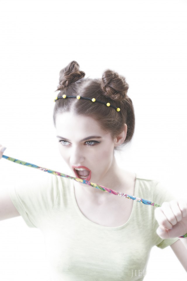 怎样把头发扎起来还不显脸大 让你少女感十足