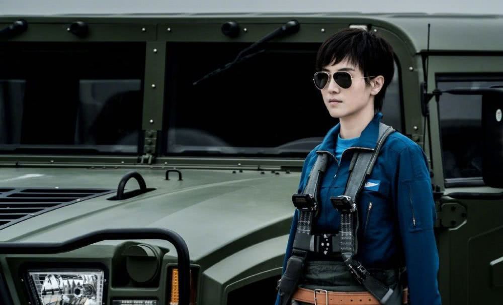 宋佳一身白色套装张扬高贵,美得霸气十足