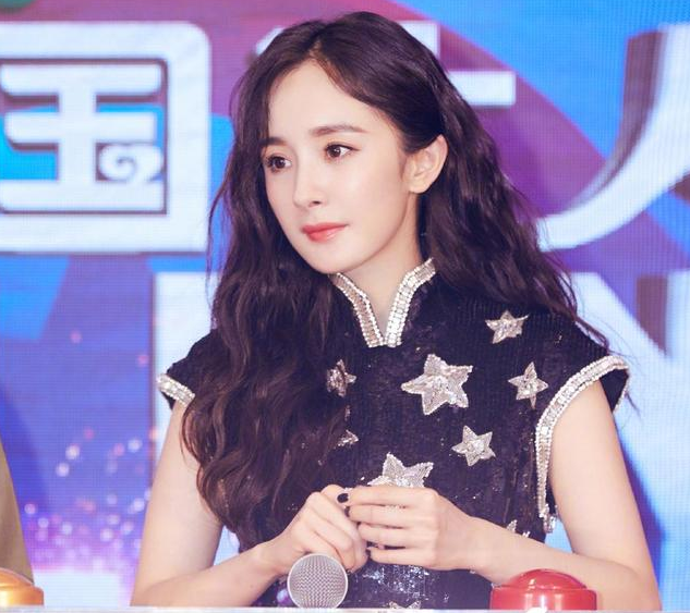 杨幂为什么总喜欢卷发出境？看完她的造型后，秒懂！