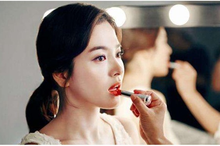 1564376676607746.jpg 超显白的口红怎么涂,避免粘杯粘牙的尴尬