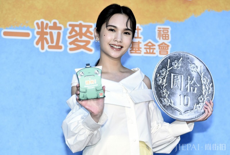 杨丞琳穿个性白衬衣配嫩黄色阔腿裤，说她18岁都嫌大