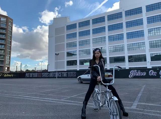 学Jennie的拍照套路,“坐着拍”不累还超好看!