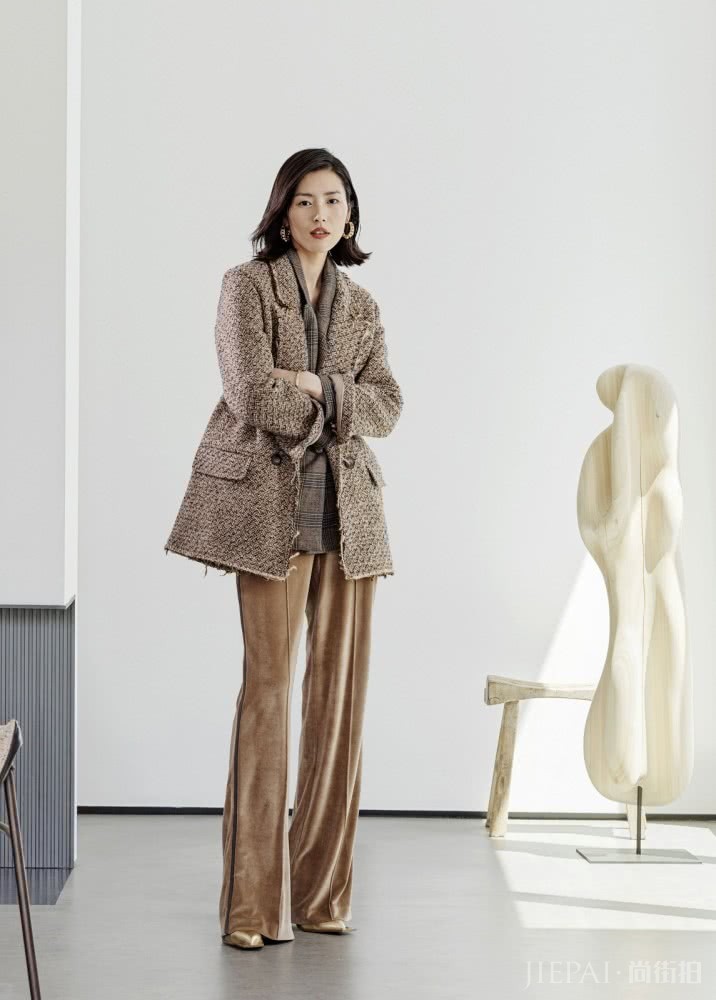 刘雯穿针织衫配牛仔裤，转身露“巴掌腰”抢镜十足