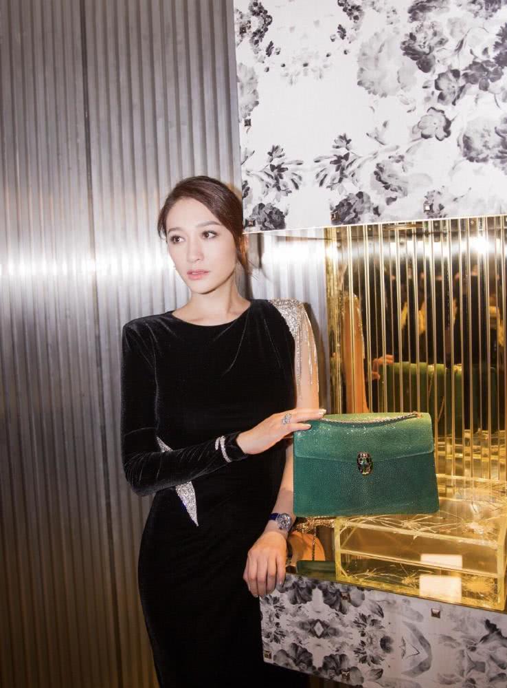 李小冉扎丸子头略显低调，身穿拼接色连衣裙优雅高贵