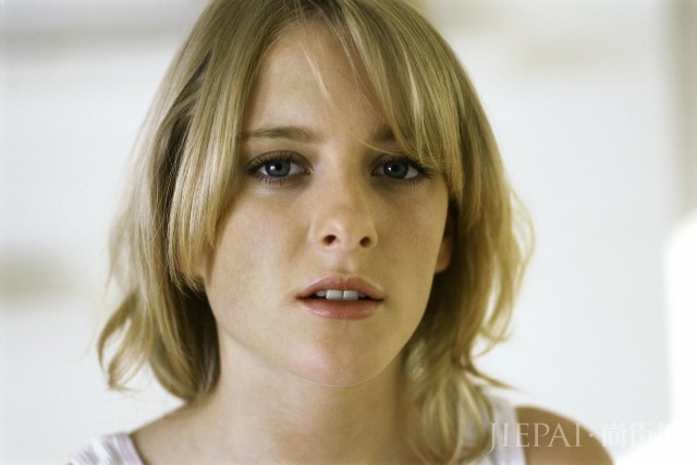 到肩膀的头发怎么扎好看 其实这样做让你看起来更美