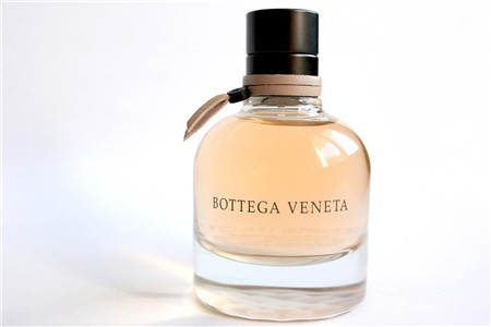 香水女人打造精致生活,一抹牡丹香增加女性温柔