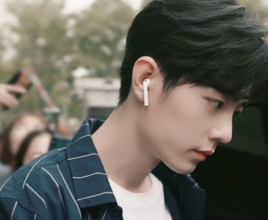 肖战余生全黑造型超酷,靠在车边等女友,车牌号意外抢镜抢镜