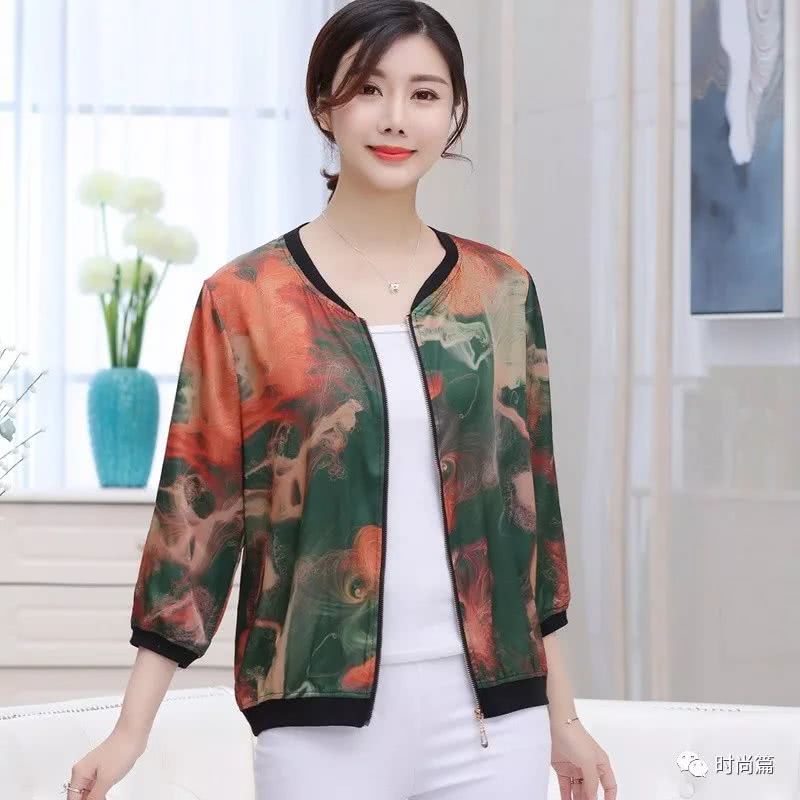 70后女人再不打扮就老了,今年流行这款洋气外套,出门穿忒精致