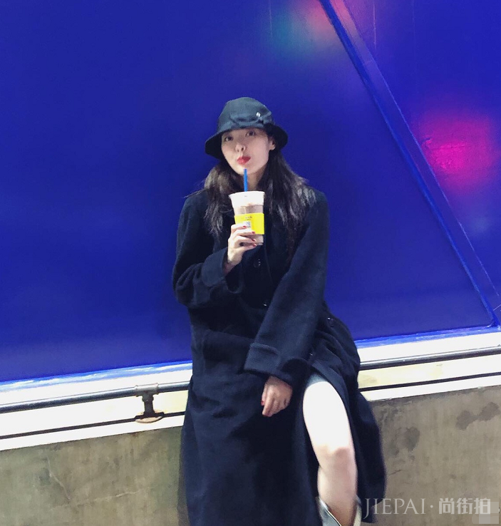 女生穿衣尽量别穿打底裤+大衣，看金泫雅的穿法好看还有气场