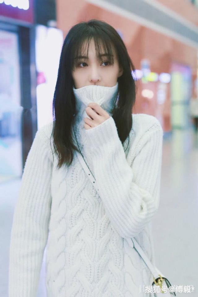 郑爽现身机场,颜值重回小仙女时期,鼻头发红引热议