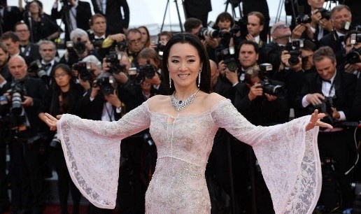 71岁老公把她宠上天!54岁巩俐甩开张艺谋阴霾,放飞自我变身小公主