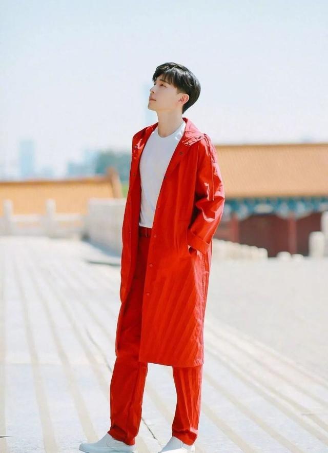 明星穿中国红谁最帅？肖战成儒雅公子，王一博炫酷，张艺兴最大胆