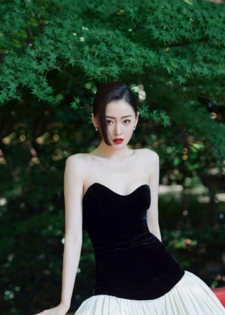 张天爱抹胸裙秀美背,显身材又时尚,大概是我见过最美的后背了