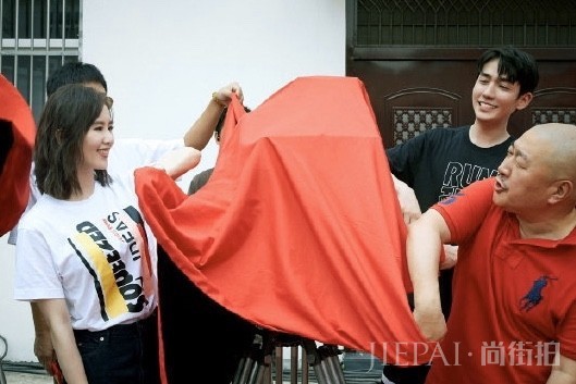 刘诗诗产后首穿短裙,配牛仔短发太少女,看完细腿我服气