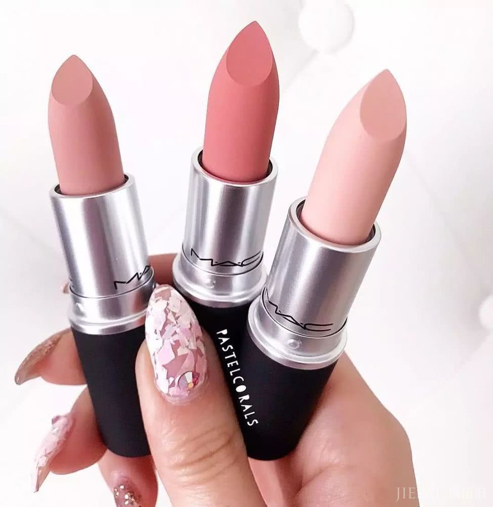 豆沙色、梅子色都靠边,今年最火的口红色是它