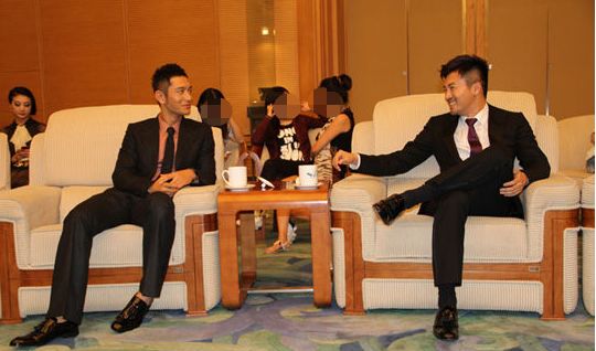 当黄晓明站在苏有朋身边，网友笑称：是我见过最惨烈的合照现场