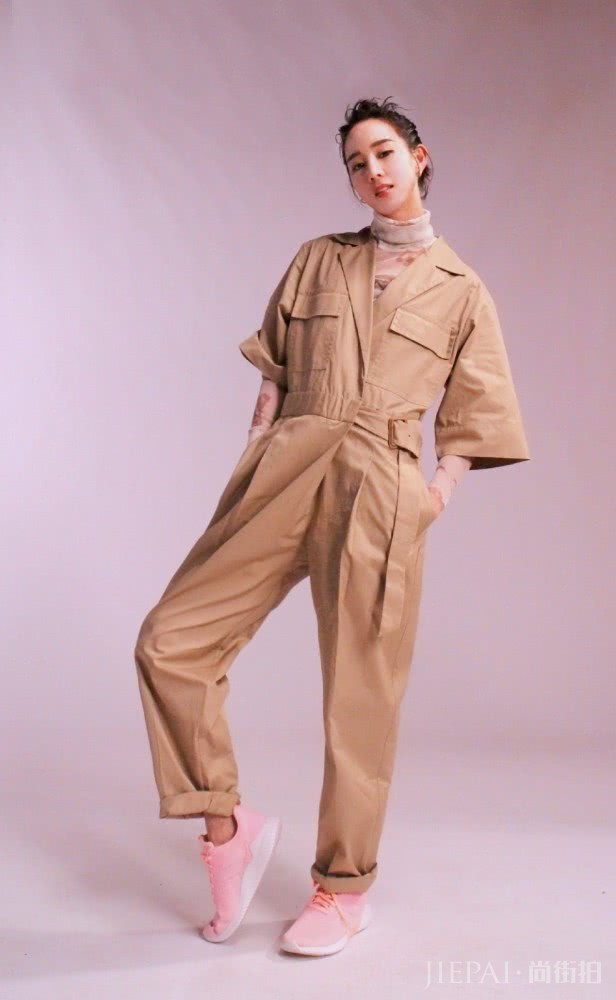 张钧甯穿露脐装配开叉半身裙,戴拳击手套帅呆了