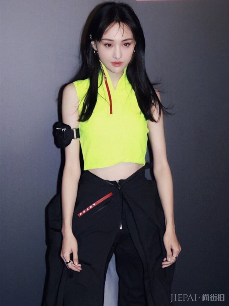 长胖了的程潇穿无袖背心撞衫郑爽,居然还一点不输!