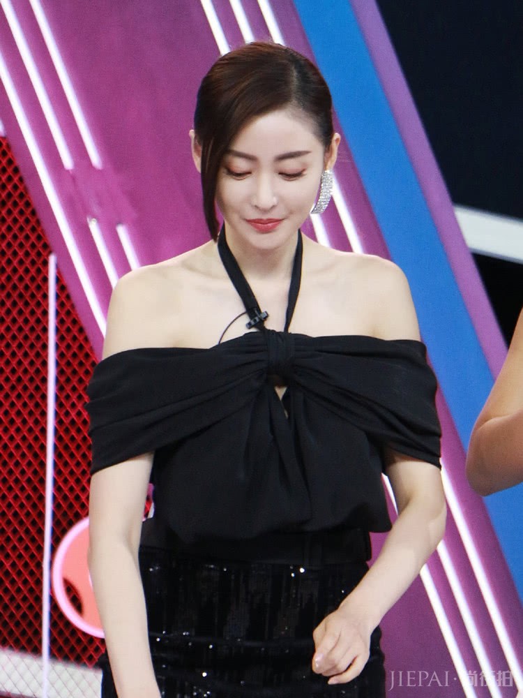 张天爱搭配一件黑色露肩上衣，换个发型太惊艳