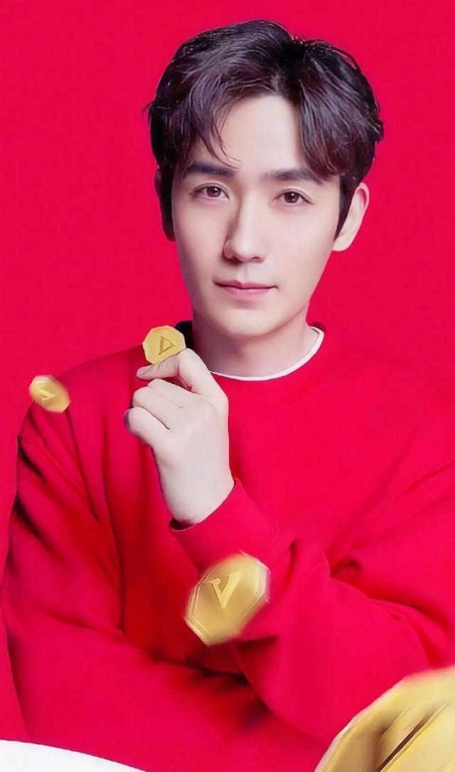 明星穿中国红谁最帅？肖战成儒雅公子，王一博炫酷，张艺兴最大胆