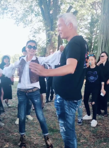 张庭老公年轻时是硬汉,近照曝光像大妈,夫妻俩互搂热舞场面太美