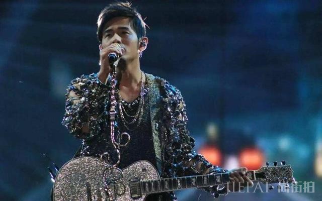 当年上《快本》挨饿没人搭理,今再也请不动,从“青铜变王者”!