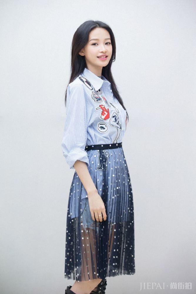 孙怡穿4千5的丝绒裙,甜美极了