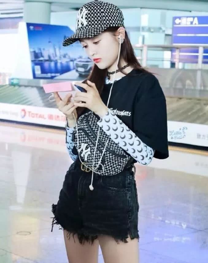 吴宣仪机场街拍：这样漂亮的一张脸随便穿什么都好看