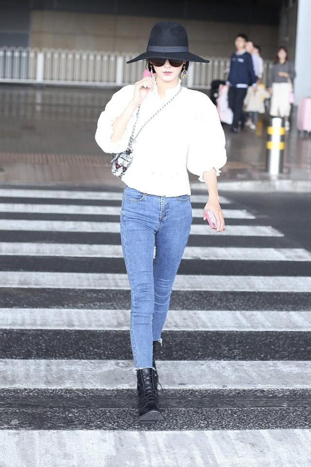 张予曦身穿泡泡袖衬衫头戴圆礼帽,到机场似走秀!